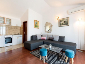 Lavish Holiday Home in Podstrana with Garden